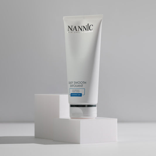 Silky smooth visage : l'Exfoliant résultant d'un peau fraîche, uniforme et rajeunie